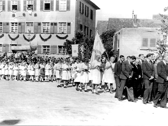 Archiv Heimatverein Oeffingen - Fronleichnam Schloessle 1950