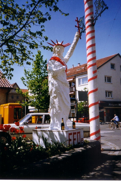 Archiv Heimatverein Oeffingen - Oeffinger Freiheitsstatue Mai 1990