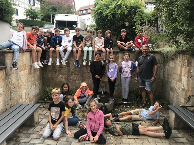 Archiv Heimatverein Oeffingen - Rundgang Schillerschule Gruppenbild Reierle Brunnen