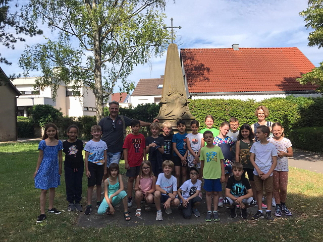 Archiv Heimatverein Oeffingen - Rundgang Schillerschule Gruppenbild