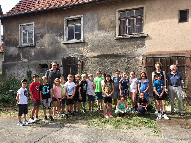 Archiv Heimatverein Oeffingen - Rundgang Schillerschule Gruppenbild Hof von Jakoba