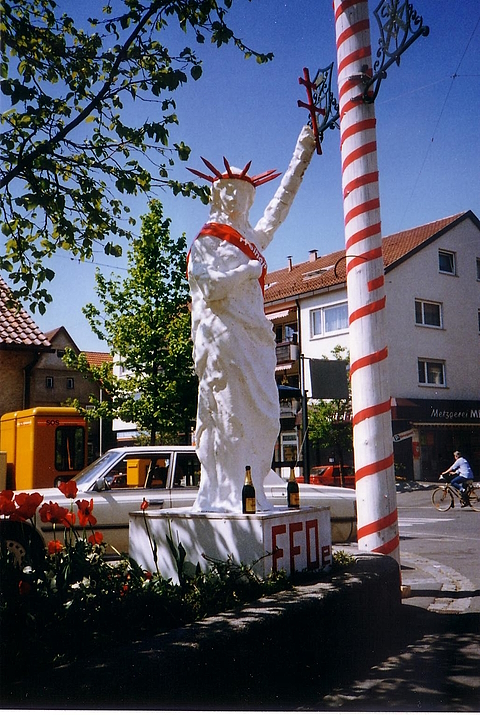 Archiv Heimatverein Oeffingen - Freiheitsstatue Oeffinger Rebellen Mai 1990